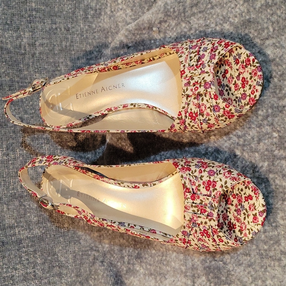 Adorable floral peep toe heels.